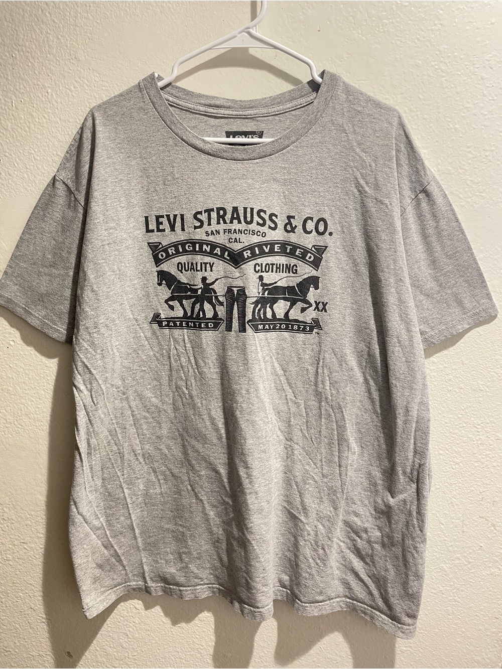 🤠 Levis Graphic Tee Shirt Mens 2XL Gray Two Horse Logo Heritage 🤠